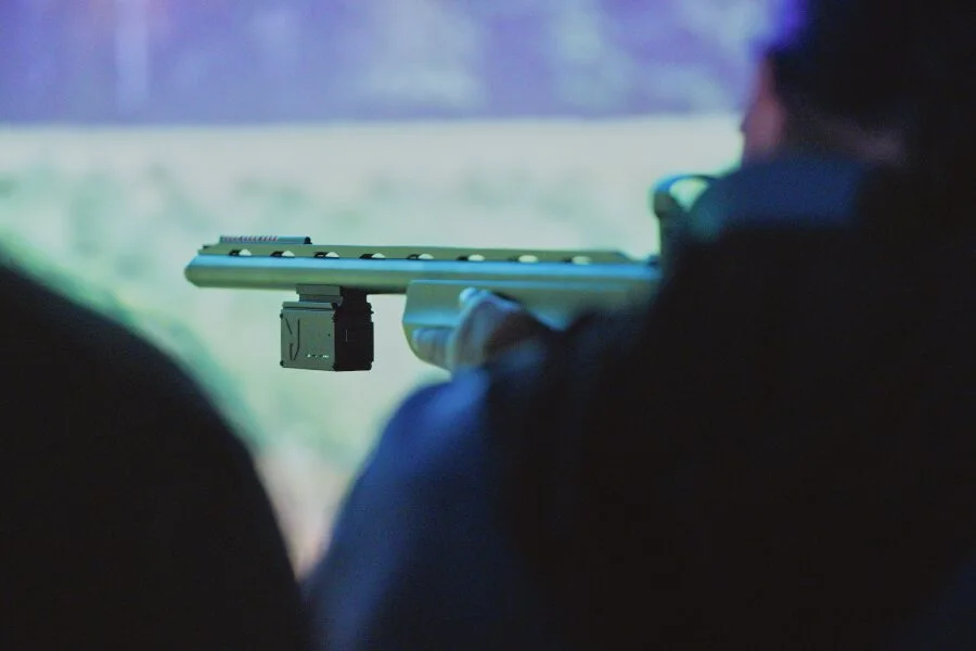Laser-Addon an der Waffe im Schiesskino Palz